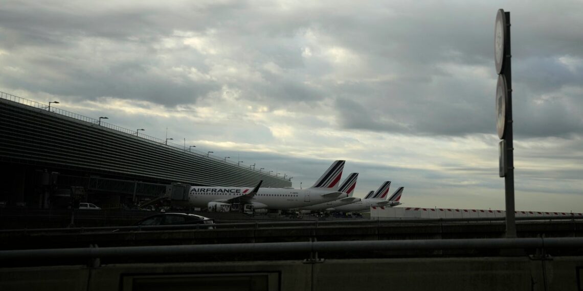Huelga de controladores aéreos afecta viajes hacia, desde y sobre Francia
