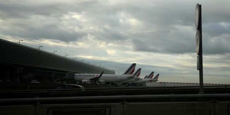 Huelga de controladores aéreos afecta viajes hacia, desde y sobre Francia