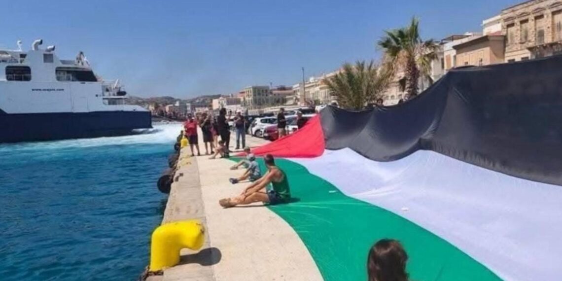 Manifestantes propalestinos en el puerto de la isla griega de Syros.