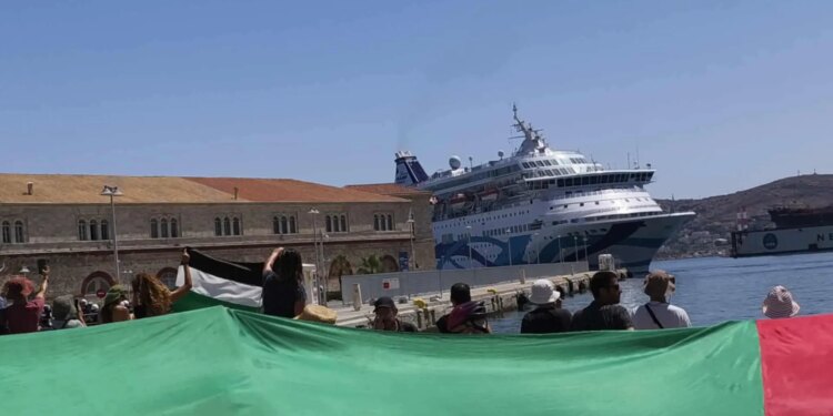 Manifestantes pro-palestinos impiden a un crucero israelí desembarcar en Grecia