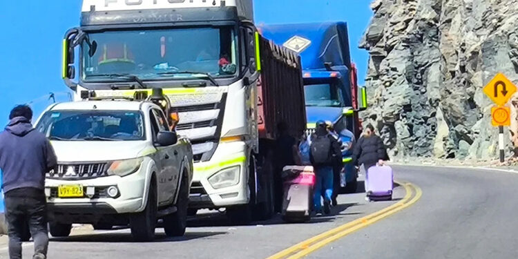 FILA DE 25 KILÓMETROS SE FORMÓ EN PANAMERICANA