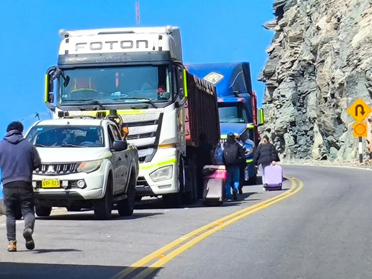 FILA DE 25 KILÓMETROS SE FORMÓ EN PANAMERICANA