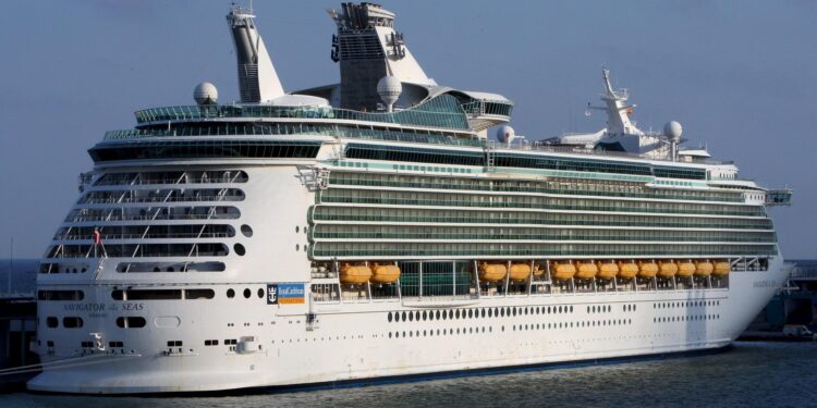 Foto de archivo que muestra una crucero de la compañia Royal Caribbean. EFE/Andreu Dalmau