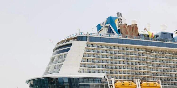 Royal Caribbean decide no reparar su crucero 'Star' en Cádiz por el impacto de la huelga del metal