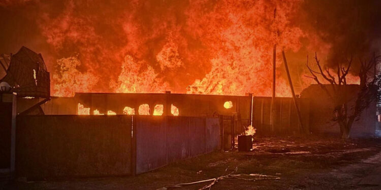 Zelenski denuncia un "nuevo ataque masivo" y reclama a sus aliados nuevas sanciones "drásticas" contra el petróleo ruso y "quienes lo compran".