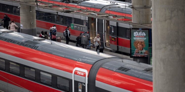 Santiago de Compostela, Alicante y San Sebastián lideran el crecimiento de viajes en tren este verano