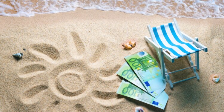 Los consejos de una experta en finanzas y ahorro para viajar más barato este verano