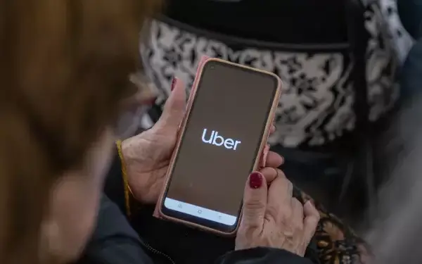 Uber lanza un servicio especial para adultos mayores: viajes con app simplificada y seguimiento en tiempo real