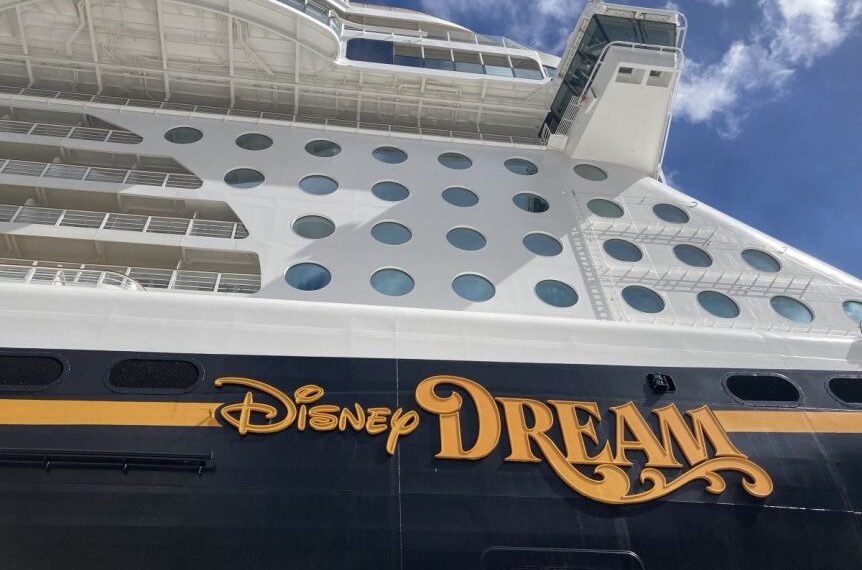 Una niña cayó por la borda de un crucero de Disney y su padre se tiró al agua para salvarla