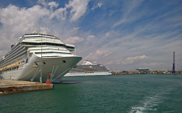Valencia reconoce política gubernamental para favorecer cruceros de base