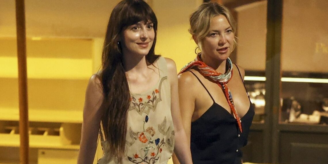 Dakota Johnson luce baggy jeans con blusa boho y sandalias para el verano 2025 en Roma