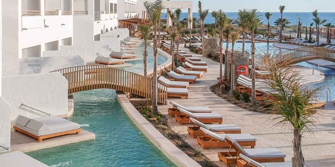 Piscinas y tumbonas del Hotel Zahara Beach & Spa en Zahara de los Atunes, Cádiz
