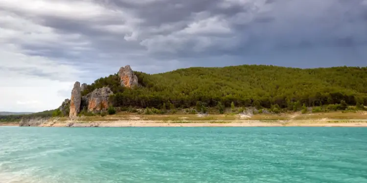 «está rodeado de campos de trigo verde y lozano»