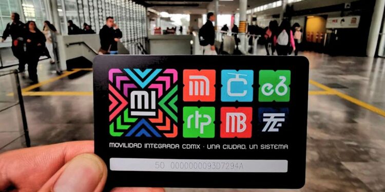 ¿Cómo consultar el historial de viajes registrados en la tarjeta MI?