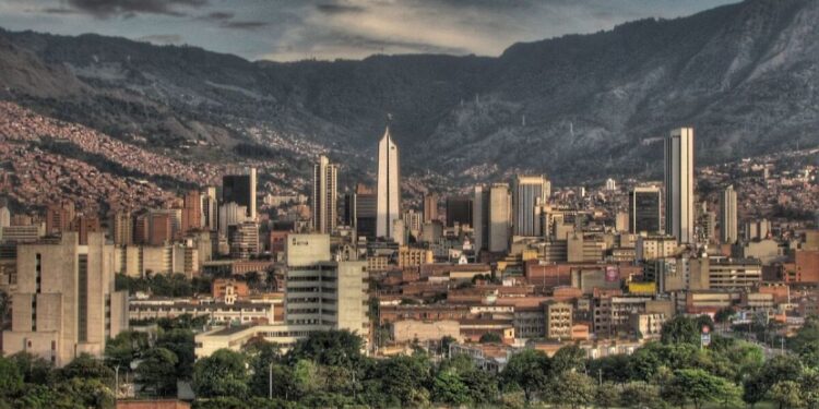 ¿Cuánto cuesta viajar de CDMX a Medellín, Colombia?