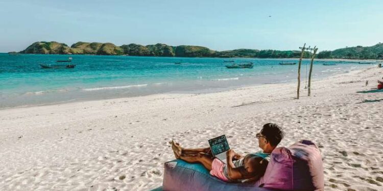 ¿Tienes que trabajar en verano? Estos son los mejores consejos para viajar y trabajar