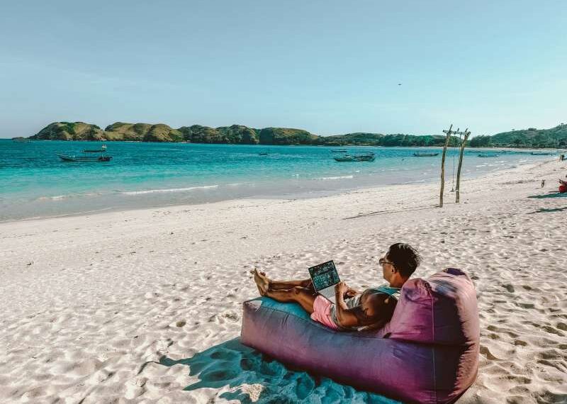 ¿Tienes que trabajar en verano? Estos son los mejores consejos para viajar y trabajar