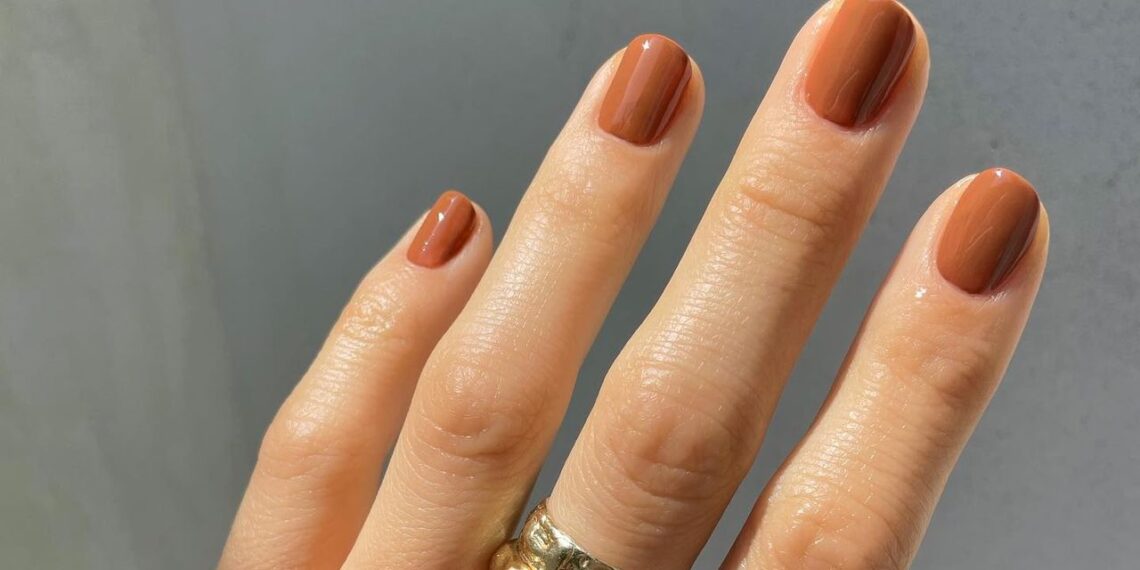 7 diseños de uñas cortas para probar este otoño 2025: minimalistas, con brillos y nail art