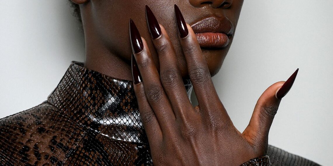 7 diseños de uñas largas para probar este otoño 2025: stiletto, ombré y con joyería