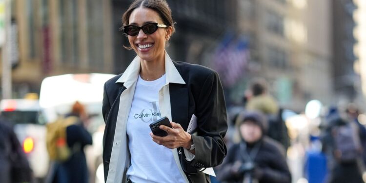 7 formas de llevar jeans con una playera blanca en verano 2025