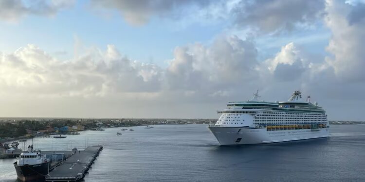 Gobierno firma convenio con empresa de cruceros para aumentar la llegada de buques a Ecuador