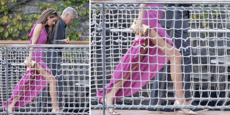 Amal Clooney eleva su vestido color buganvilia con sandalias doradas en verano 2025