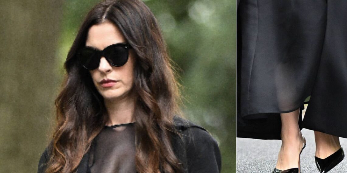 Anne Hathaway lleva zapatos slingback elegantes con vestido midi en El diablo viste a la moda 2
