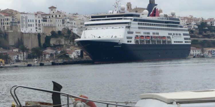 así es el Renaissance, el elegante crucero boutique que puedes ver en Palma