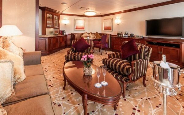 Asuka detalla beneficios de la habitación de primera clase S Royal Suite