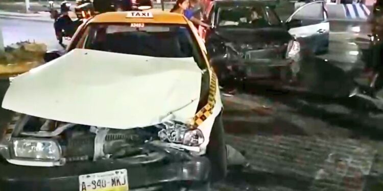 Choque de crucero deja dos menores lesionados en Monterrey