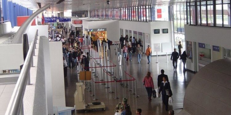 Colombia registra alza histórica de viajes en avión en 10 años, pero segmento doméstico cae casi 4%