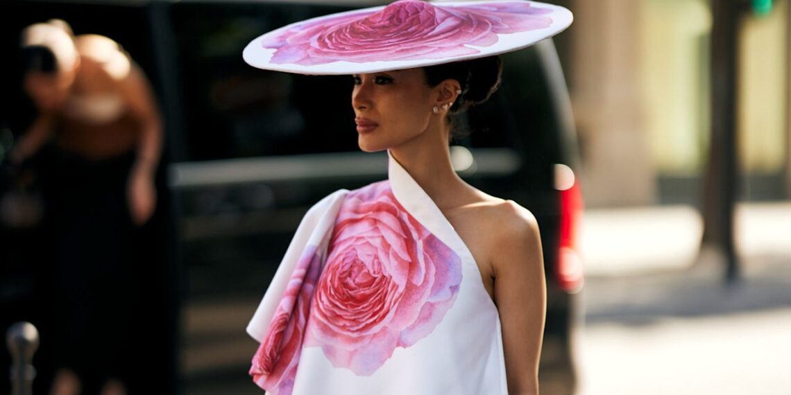 Cómo llevar vestidos mini de día y de noche en verano 2025