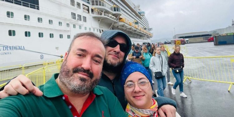 El autor  con sus amigos Manolo y Mari. Detrás, el crucero con destino a los fiordos.
