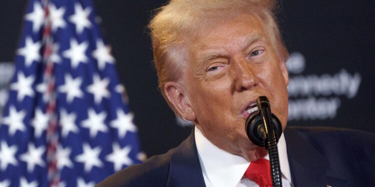 Trump firma orden ejecutiva para facilitar viajes comerciales al espacio