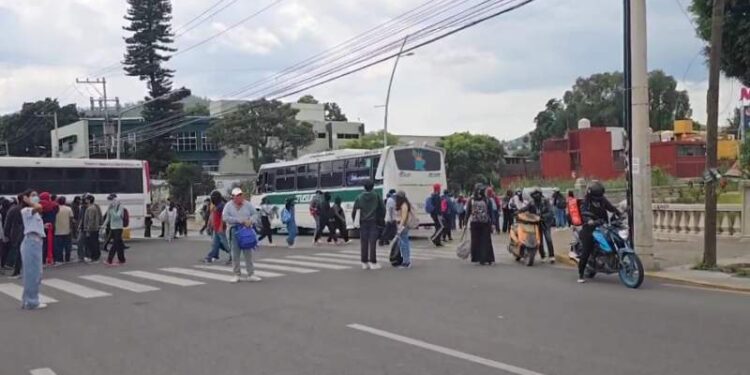 Cierran normalistas crucero de Fonapas
