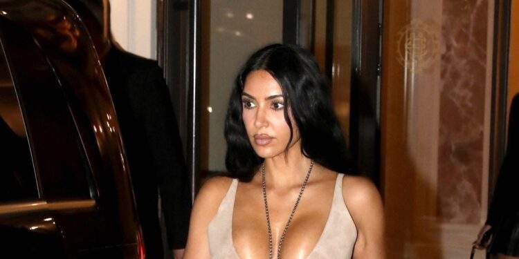 On an Evening in Roma, Kim Kardashian Pairs Her Gelato With an Ultra Rare Hermès Bag