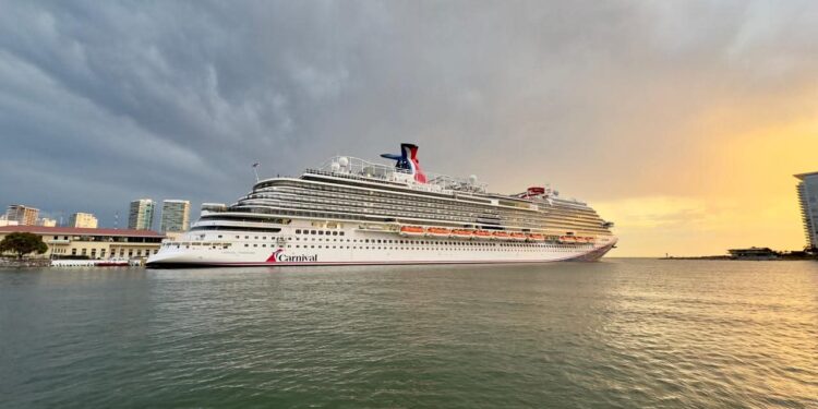 Carnival Panorama trae a Puerto Vallarta a más de 4,900 pasajeros