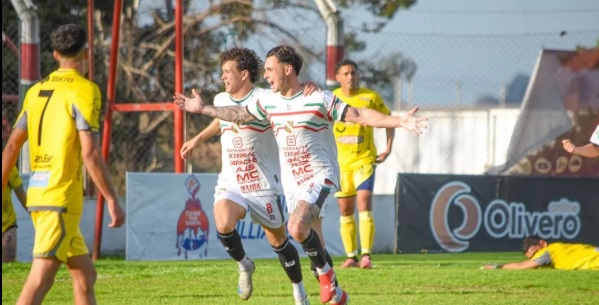 Fútbol: Crucero volvió a perder y sufre por el descenso imagen-6