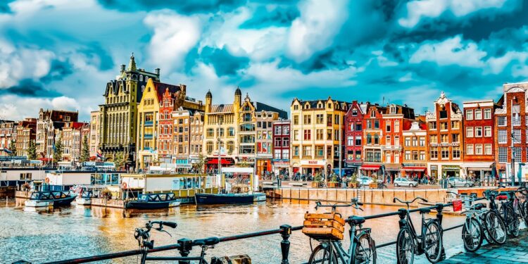 El permiso para viajar a Europa todavía no empezó a funcionar y ya aumentó el precio: cuánto cuesta el ETIAS