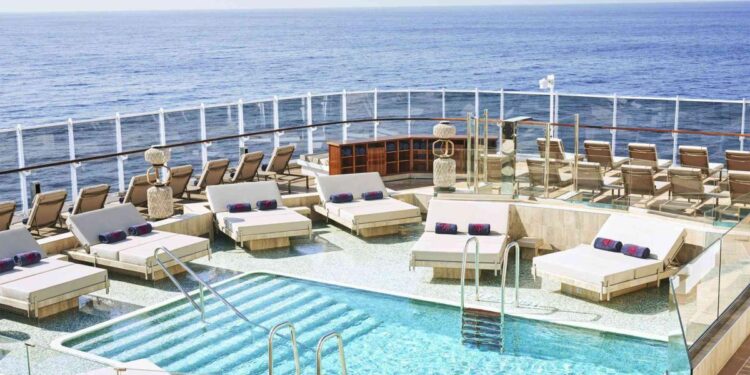 el EXPLORA II hace escala en Palma con su exclusivo concepto de crucero transformador