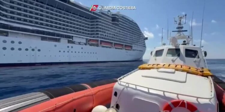 El crucero averiado en el mar de Italia con 8.500 personas a bordo reanuda su ruta