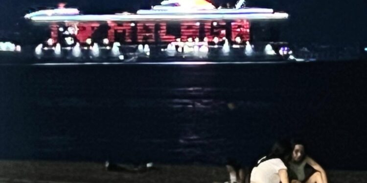 El crucero de Virgin se despide de la Bahía con un cariñoso mensaje a Málaga