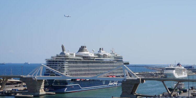 El crucero Mein Schiff Relax en Barcelona.