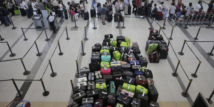 El turismo interno se desplomó 16% en julio | Los viajes al exterior fueron récord y la salida de dólares también