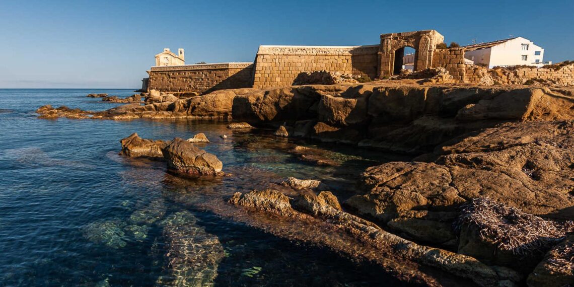 Esta isla del Mediterráneo es el destino ideal para el puente de agosto: piratas, aguas cristalinas y una muralla con mucha historia
