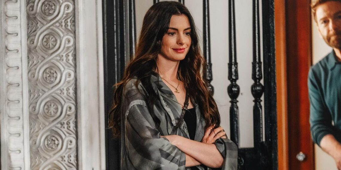 Anne Hathaway luce mom jeans con el ruedo doblado y botines en verano 2025