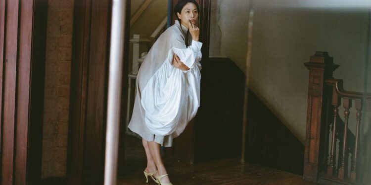 Así se vive una visita exclusiva al taller del escultor Alma Allen de la mano de Su Wu