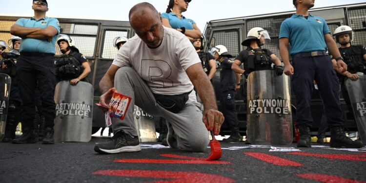 Policía antimotines impide a manifestantes acercarse a crucero israelí en Grecia