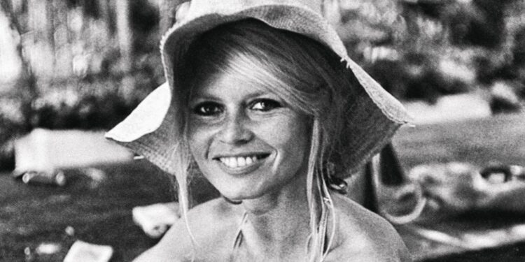 These Never-Before-Seen Photos of Brigitte Bardot Capture Her Breezy, Beachy Style