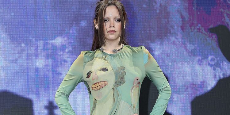 Jenna Ortega se adelanta a Halloween con una blusa de los años 90 y zapatos Mary Jane